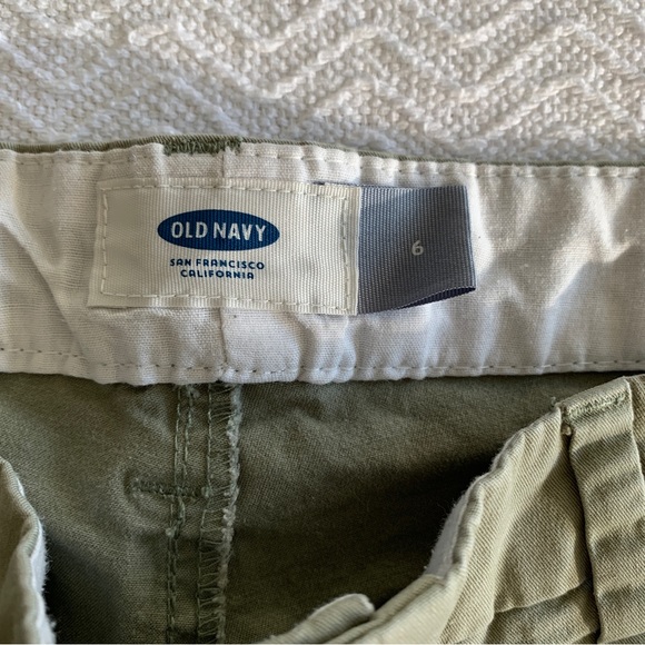 Women’s Old Navy Army Green Twill Shorts 4” inseam Fits like an 8 - Picture 2 of 5